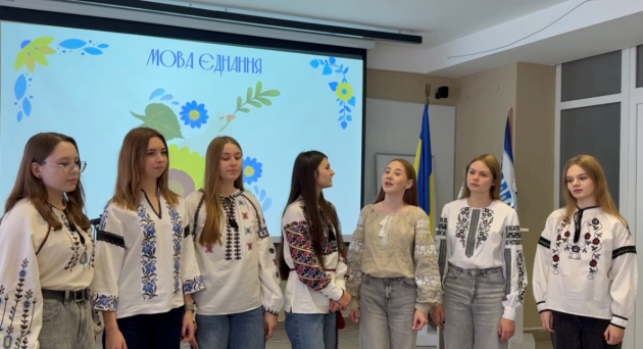 Зворушливий український романс «Айстри білі» у виконанні студенток першого курсу